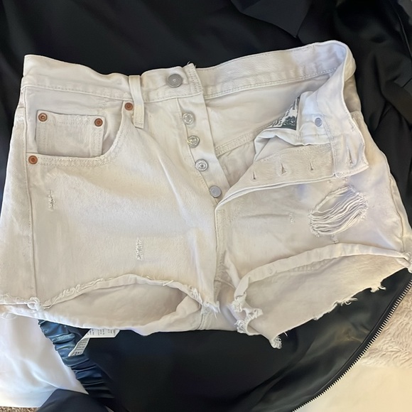 Women’s Levi shorts - Picture 2 of 2